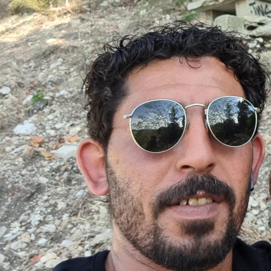 غريب الدار